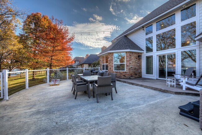 Building Photo - 8606 Columbia Dr