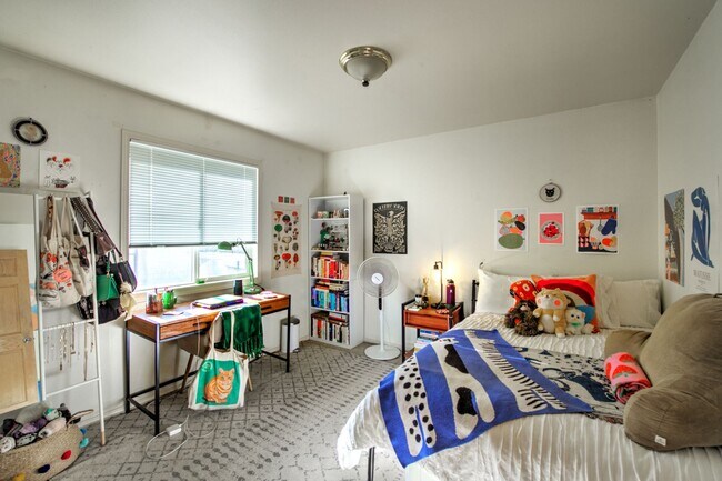 Building Photo - 8 Bedroom home in the Heart of the U-district