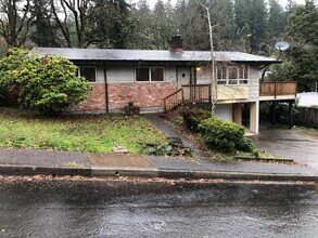 Building Photo - Updated 3 bedroom 3 bath house in Eugene!