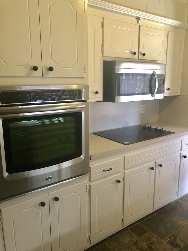 Building Photo - Spacious House