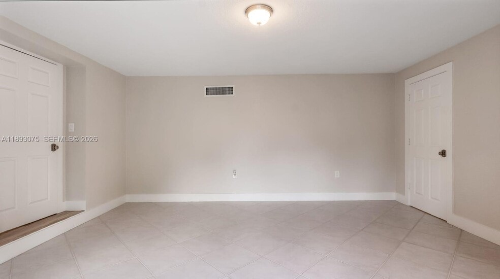 Building Photo - 740 Beachwood Ln