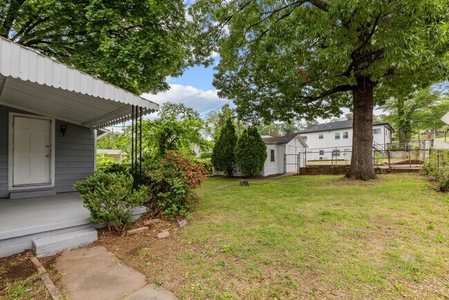 Building Photo - Newly Renovated 3 Bedroom 2 Bath Home Avai...