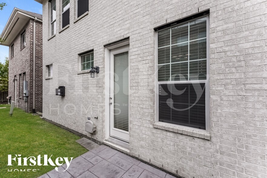 Building Photo - 3215 Holly Thicket Dr