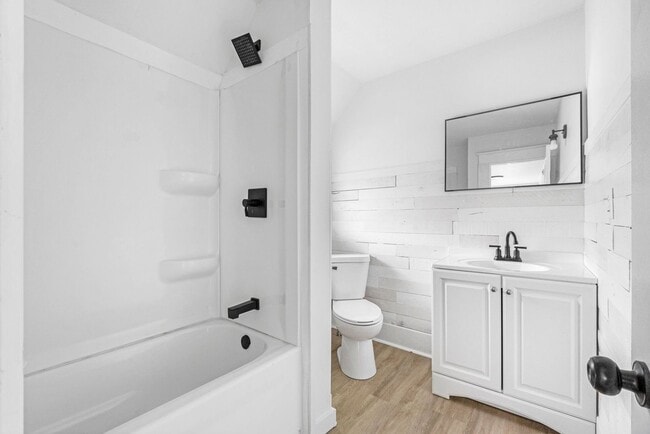 Building Photo - 3 bedroom house in Kendallville! CHRISTMAS...