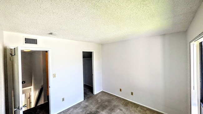 Building Photo - Annual UNfurnished 3-bedroom, 2/ 1/2 bathr...