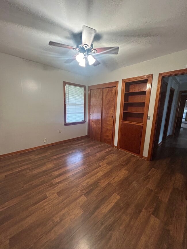 Building Photo - 417 W Claflin Ave