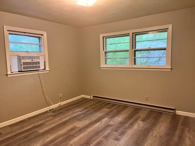 Building Photo - 3 bed 1 bath Single Family Home with 1 car attached Garage