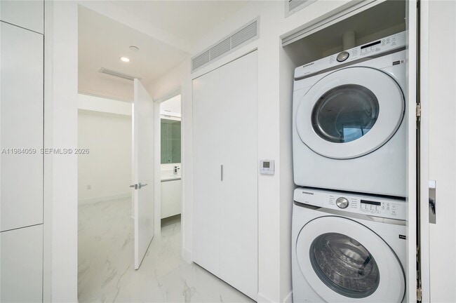 Building Photo - 700 NE 24th St