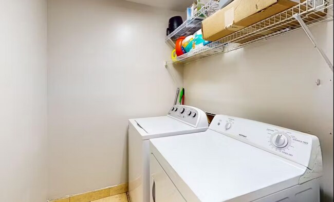 Building Photo - 220 Elm St