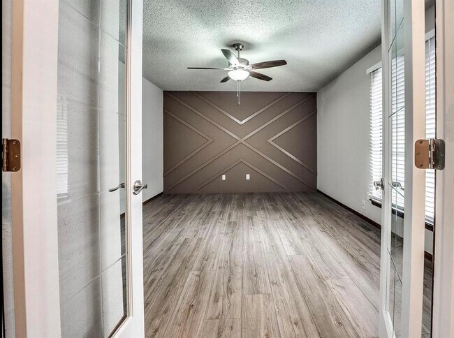 Building Photo - 721 Claremont Dr