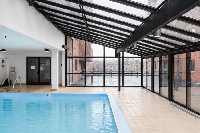 Building Photo - 147 Kelton St