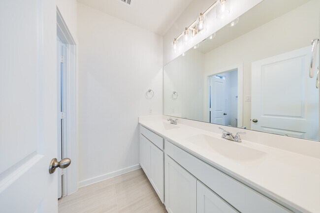 Building Photo - 3235 Home Ct