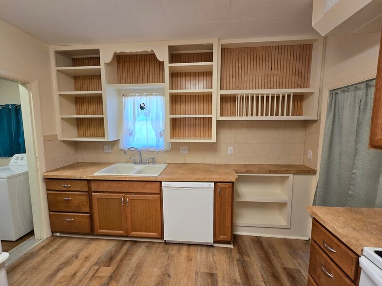 Kitchen_01 - 607 Harrison Ave