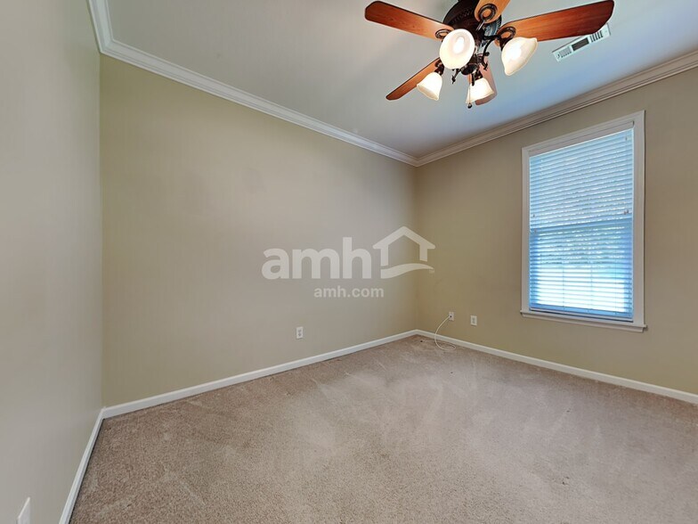 Building Photo - 1520 Paxton Dr