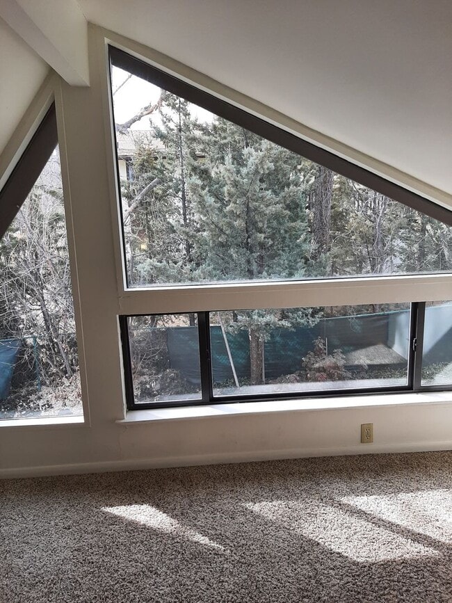 Building Photo - Charming Home Near the Prescott Square