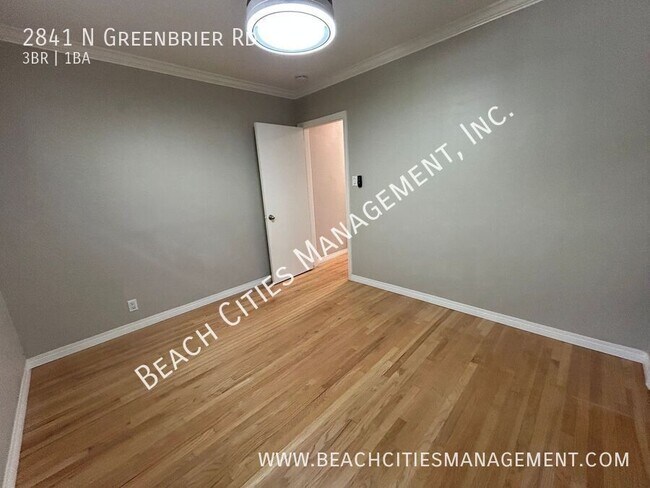 Building Photo - 2841 N Greenbrier Rd