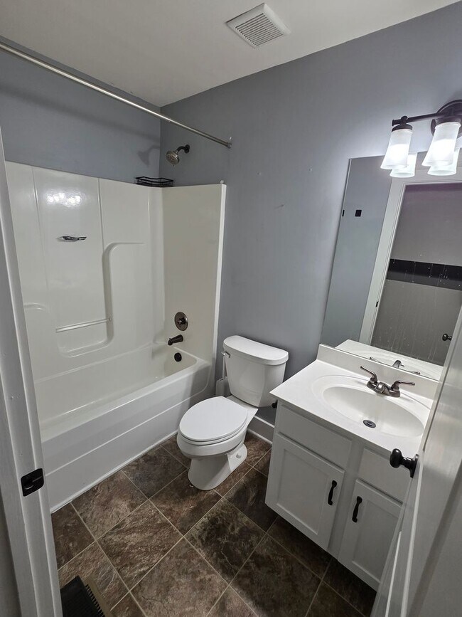 Building Photo - Large 3 Bedroom Townhouse in South Nashville