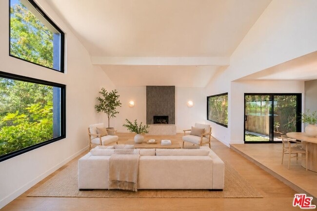 Building Photo - 13302 Mulholland Dr