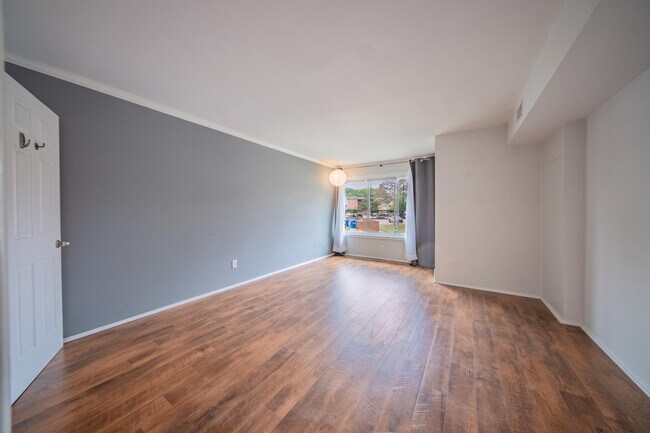 Building Photo - 2118 Pauline Blvd