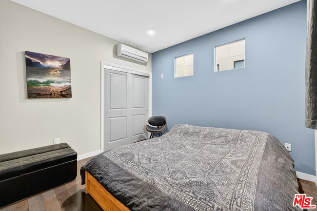 Building Photo - 5933 W Luna Park