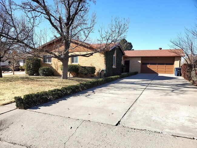 Primary Photo - Updated 3 bed 2 bath near UPTOWN! Don't Mi...