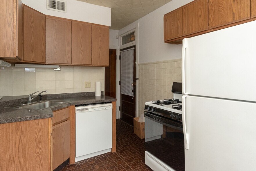 Building Photo - 3617 N Paulina St