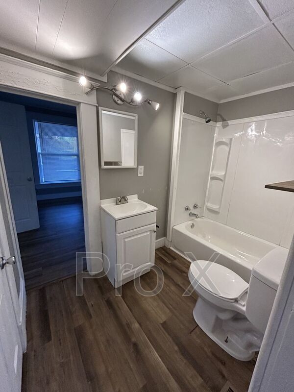 Building Photo - 304 E Park St