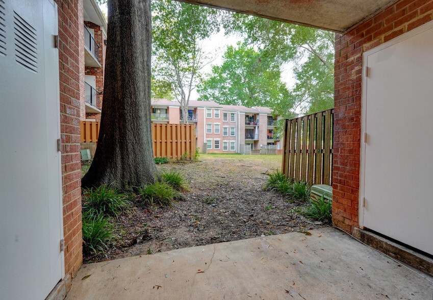 Building Photo - 876 Quince Orchard Blvd