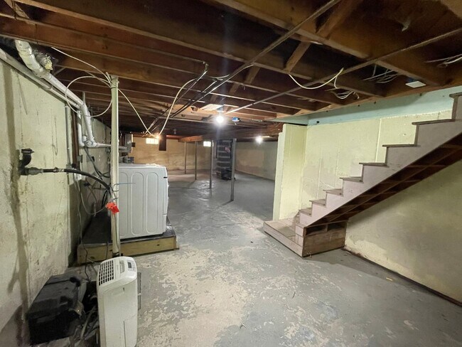 Building Photo - Single-Family Home for Rent - Dover, NH