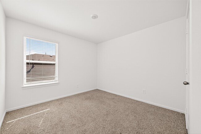 Building Photo - 5442 Pinetree Cres Ln