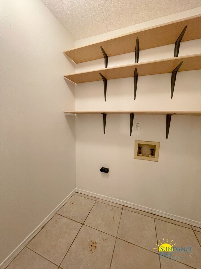 Building Photo - Newly Renovated 2BR Townhouse in Fort Walt...