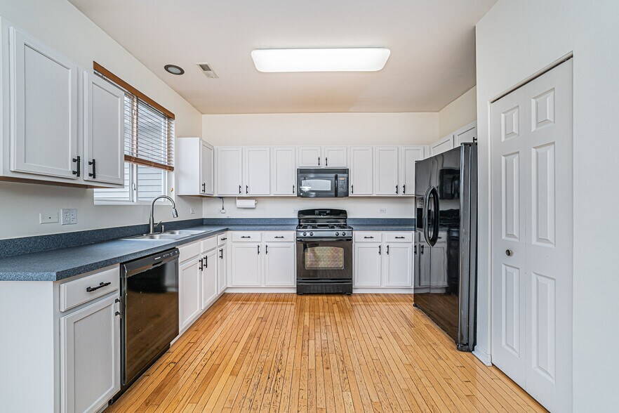 Building Photo - 1060 Ellsworth Dr