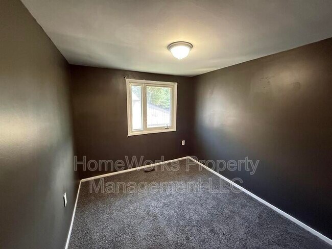 Building Photo - 554 West Ct