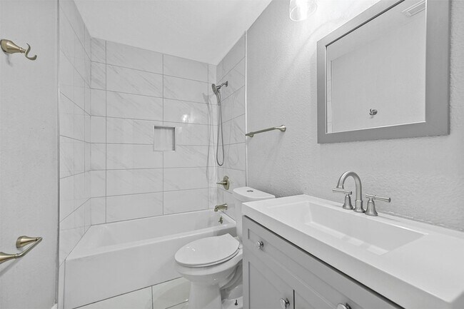 Building Photo - 303 Riva Ridge