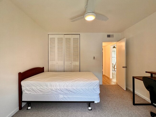 Building Photo - Renovated Condo near Stonefield Shopping! ...