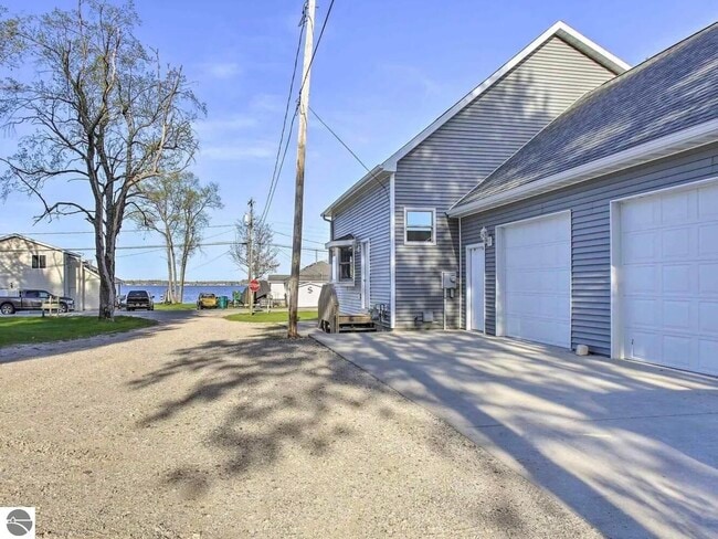 Building Photo - 302 S Lake Dr