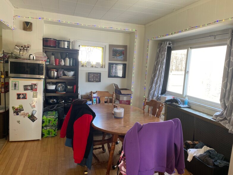 Dining Area - 2102 E Beverly Rd