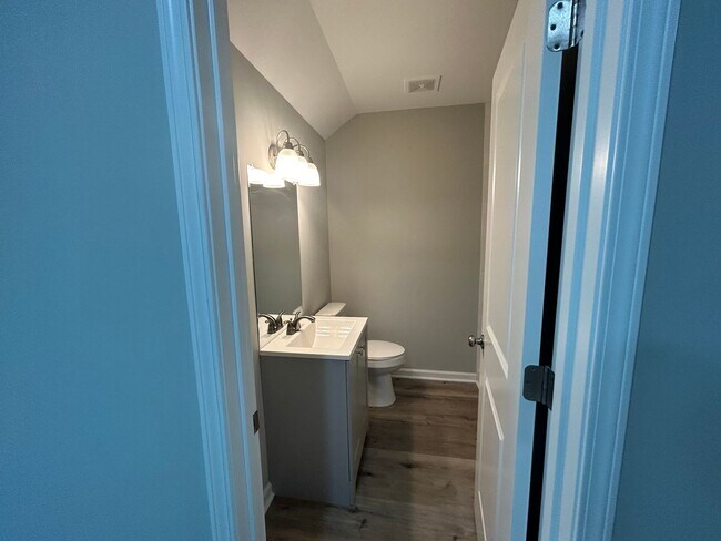 Building Photo - $1995  a Month For Lovely Duplex in Historic Melrose Heights