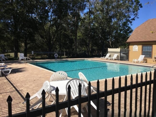 Building Photo - 415 Lakepointe Dr