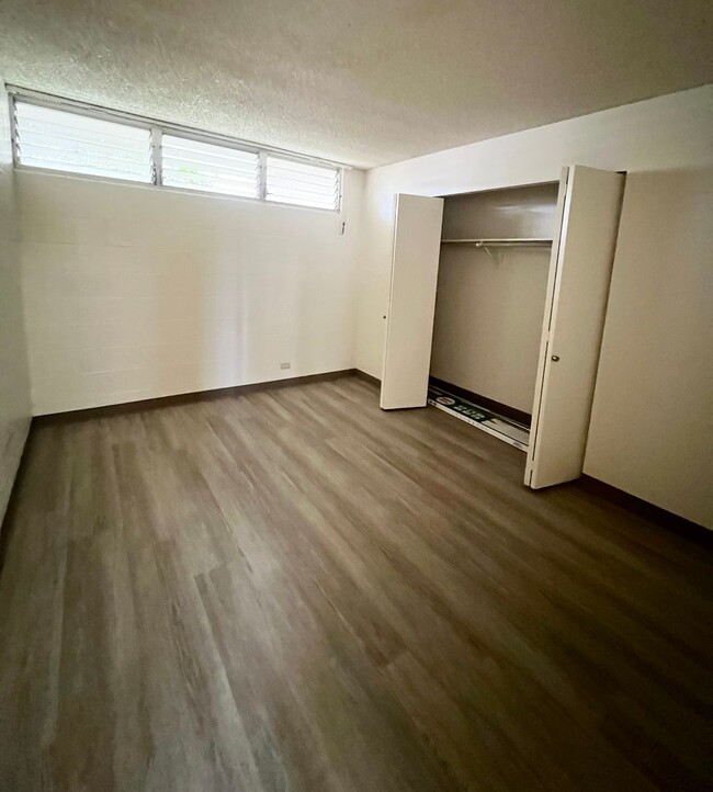 Building Photo - 1 Bedroom at Likini West* Parking * New Fl...