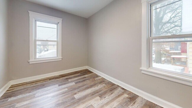 Building Photo - 2121 W 105th St