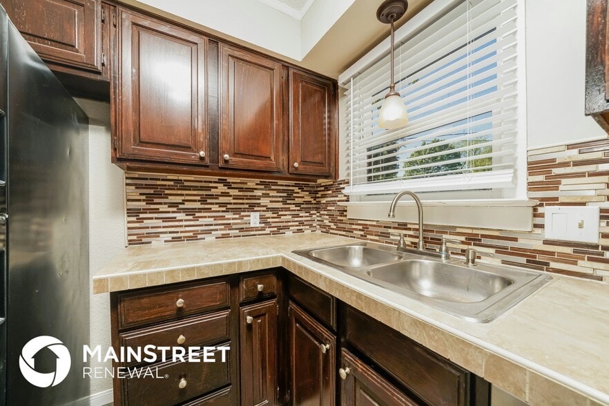 Building Photo - 2937 Larry Dr