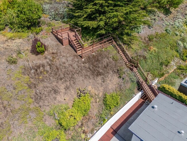 Building Photo - Pacific Ocean and Hillside Views