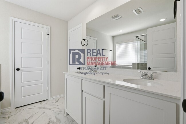 Building Photo - Inviting 3-Bedroom Home with Covered Patio