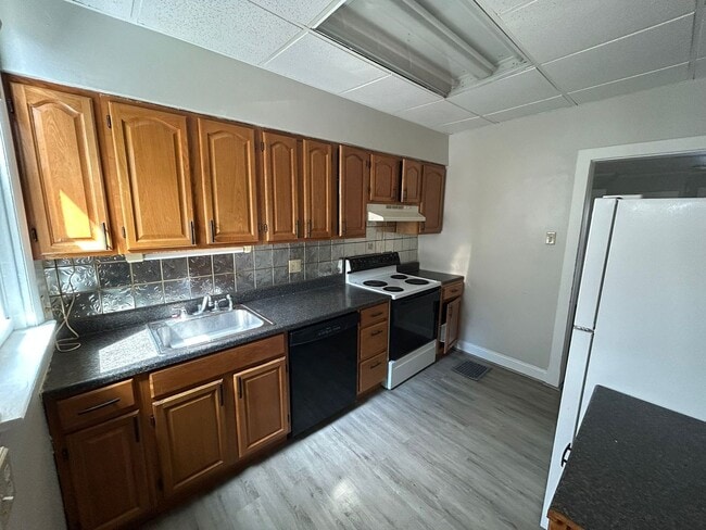 Building Photo - Newly Renovated 2 Bedroom 1.5 Bath in Dormont!