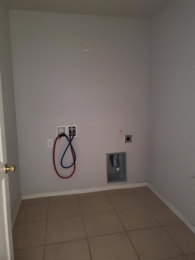 Building Photo - 10021 Railroad Dr