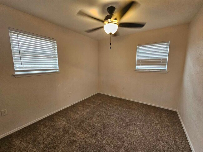 Building Photo - 5418 NW Cottonwood Dr