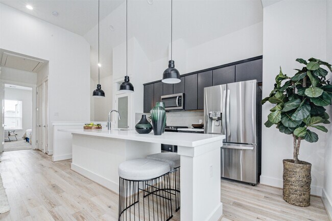 Building Photo - 1131 W 17th St