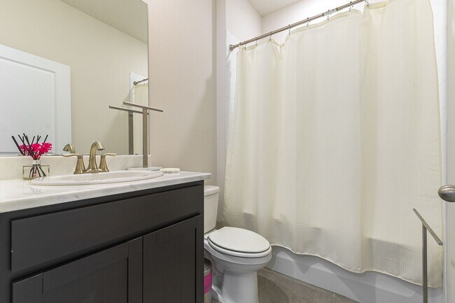 Building Photo - Pet Friendly, Spacious, modern 4 bed home ...