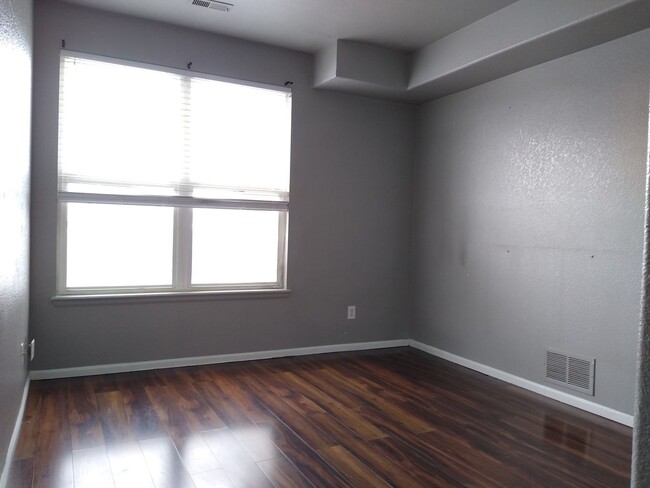 Building Photo - Awesome Aurora Condo w/ Tons of Space and ...